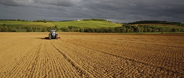 Paisaje de tractor en campo cultivable