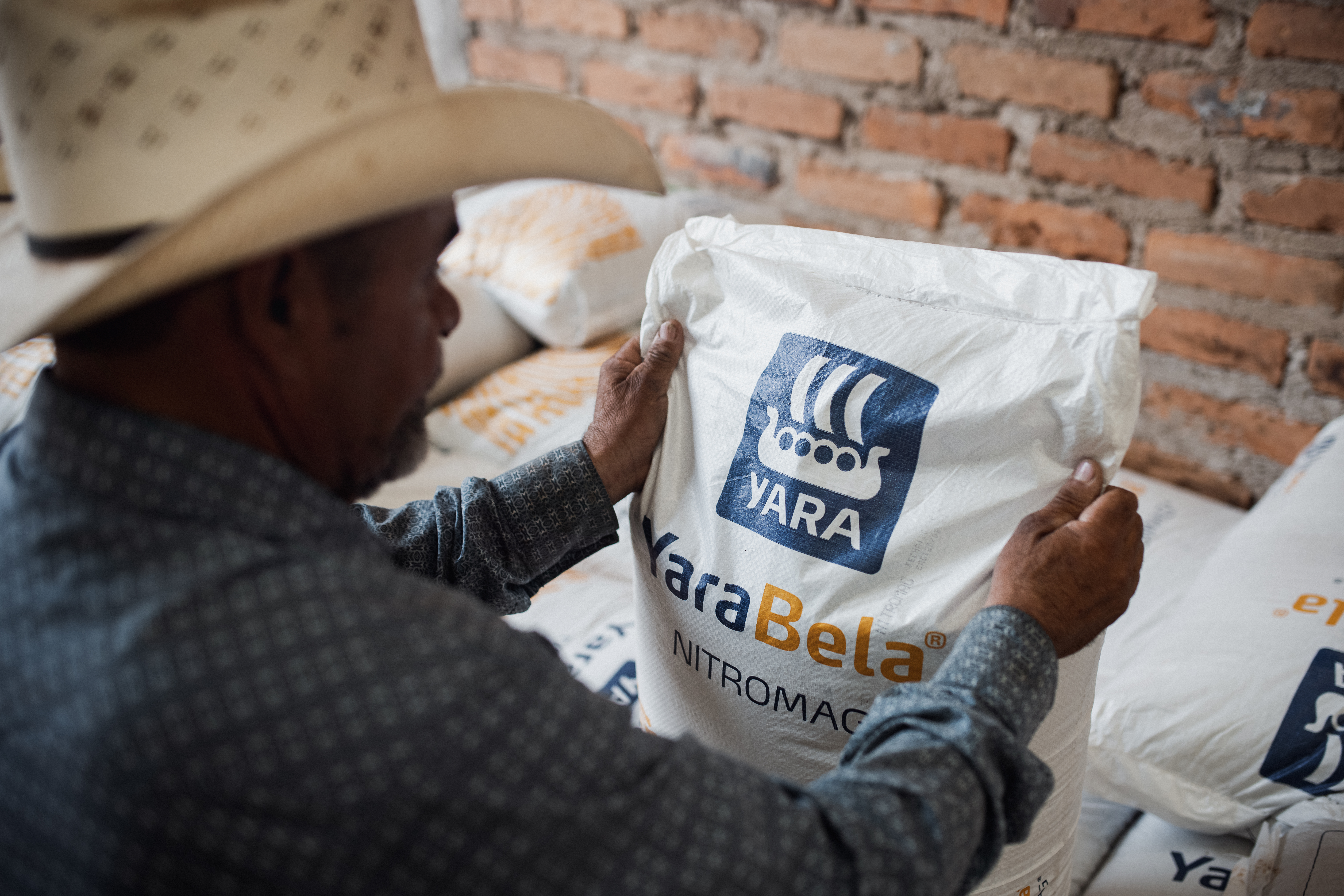 Productor cargando el saco